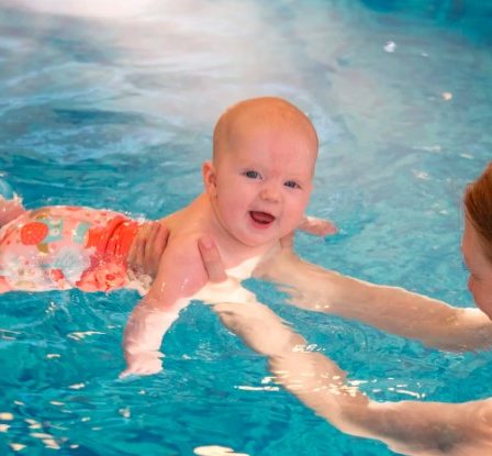 Грудничковое плавание: развиваем малыша с первых дней жизни