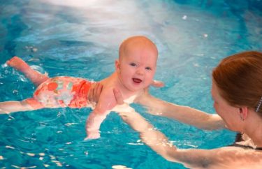 Грудничковое плавание: развиваем малыша с первых дней жизни
